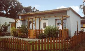  Solidt og praktisk indrettet bungalow i en bebyggelse med feriehuse tæt på havbugten ved Stettin. Den ligger ved DMK518, 519 og 168. ...