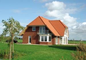 Ikke kun det fremragende og komfortable udstyr gør dette smarte feriehus til en ferieperle også det, at det ligger tæt på Saaler Bodden, og det praktisk talt urørte naturlandskab i Darsse ...