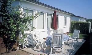 Pænt og praktisk indrettet etplanshus med åben terrasse. Ligger i et feriehusområde tæt ved havet (se også DMK231/242). ...