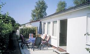 Solidt og hyggeligt indrettet etplanshus med åben terrasse. Beliggende i mindre ferihuskvarter tæt ved havet (se også DMK 230/242). ...