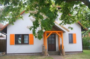 På en stor fælles grund med andre feriehuse i nærheden af bugten Bodstedter Bodden ligger dette feriehus. Det er meget komfortabelt indrettet. De store rum er istandsat i lys og venlig stil. Omgiv ...