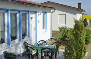 Bungalow med åben terrasse i en lille bebyggelse. Lukket fælles have. Landlige omgivelser i nærheden af kysten. Nabo: DMK230/231. ...