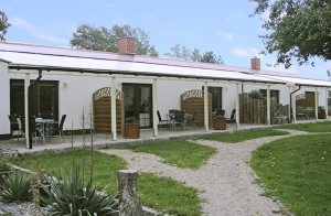  Disse hyggelige lejligheder med moderne indretning ligger i stueetagen af et lejlighedskompleks på en stor fællesgrund. Omgivelserne er meget landlige og indbyder derfor til cykel- og vandreture. E ...