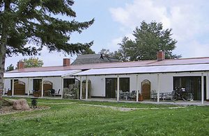 Hyggeligt indrettet ferielejlighed i stueetagen. Privat badestrand må benyttes. Fælles fryser. Nabo DMK270-274. ...