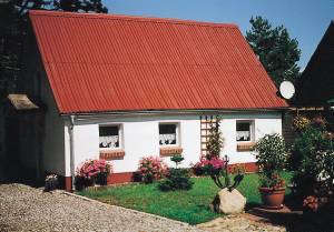 Dette yndige lille feriehus ligger på udlejerens havegrund, kun få minutter fra Saaler strandsø. Der er ca. 20 km til Østersøen. Huset er smagfuldt og hyggeligt indrettet. Der er en stejl trappe ...
