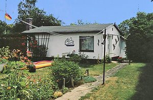  Meget velholdt bungalow, der er udstyret med moderne møbler. Den ligger på udlejers grund med have. Der er en dejlig terrasse. ...