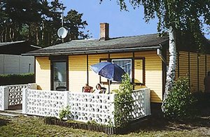 Hyggeligt indrettet bungalow med en dejlig terrasse. Den ligger i et lille feriehusområde nær Stettiner havbugten. Gasflaskeovn. ...