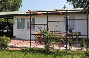  Lille hyggeligt indrettet bungalow i ejers grønne og velholdte have. Tæt på DMU525. Sommerfuglefarm 1 km. Cykeludlejning. ...