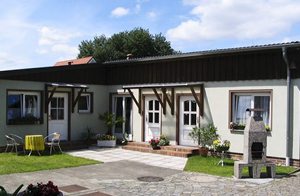 Nænsomt og praktisk indrettet ferielejlighed i stueetagen. Storslået have fælles med DMU201-202. To opredninger mulige. Gode vandremuligheder. ...