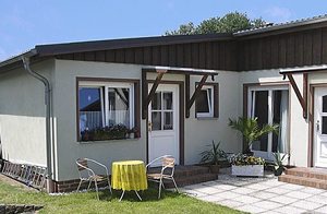 Praktisk indrettet ferielejlighed i stueetagen. Storslået have fælles med DMU200-201. Skov- og kystvandringer tilbydes på stedet. ...