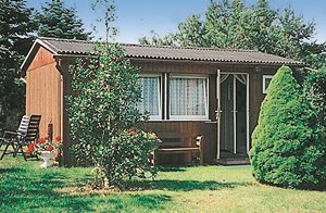 Lille bungalow med praktisk indretning. Ejer bor på grunden. ...