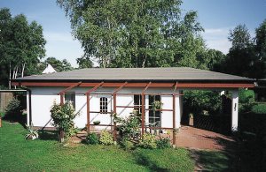 Ikke langt fra Østersøens strande ligger dette dejlige feriehus i en velholdt have, som deles med ejeren. Her kan I slappe af og nyde ferien. Huset er indrettet med lyse møbler. Åben forbindelse ...