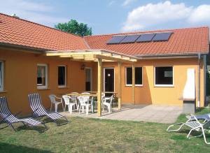  I den lille fredelige by Priborn ligger dette vidunderlige feriehus i et fredet landskab nær Müritz. Den 1,5 km lange vej løber lige bag huset gennem skoven og fører direkte ned til stranden, hvo ...