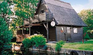 Hyggeligt og rustikt indrettet bådshus. Det ligger ved vandet med søudsigt fra terrassen. Stejl trappe med børnesikring. S1 er gennemgangsrum. ...