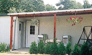  Lille og hyggeligt indrettet feriehus på udlejers grund nær badesø. Soverum 2 er en alkove. Huset har overdækket terrasse. ...