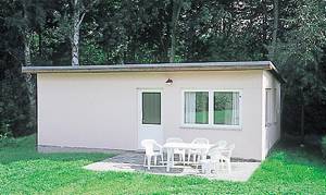  Nyt og hyggeligt indrettet feriehus i et feriehuskvarter (også campingplads) ved søen. Ved siden af hus nr. DMV213. Fælles robåd til rådighed. ...