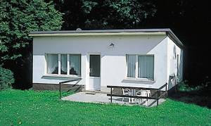 Praktisk og hyggeligt indrettet hus ved siden af DMV212. Den åbne grund ligger ved en campingplads, få meter fra havet. Fælles robåd kan lejes. ...