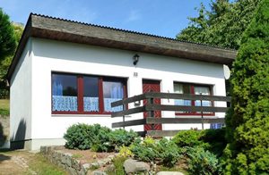  Solidt indrettet etplanshus i nærheden af Tollense søen, beliggende på ejerens grund og ved en skråning. Smuk udsigt fra terrassen. ...