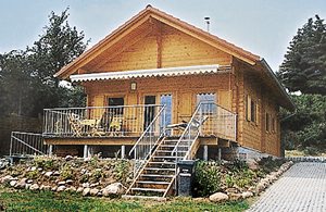  Moderne, skandinavisk træferiehus med hyggelig brændeovn og udsigt over søen. Nabohuset er DMV254. Barneseng og -stol kan lejes. Stejl trappe. Ikke-rygerhus. ...