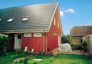  Umiddelbart ved et fredet landskabsområde, ca. 10 km syd for Rostock, står denne eksklusive halvdel af et dobbelthus (udlejeren bor i den anden side). Huset er smagfuldt og meget hyggeligt indrette ...
