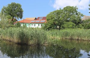  I et fredet område ikke langt fra søen Müritz og tæt på Röbel ligger dette komfortable feriehus med egen indendørs swimmingpool. Den 1,5 km lange vej til stranden starter lige bag huset og fø ...