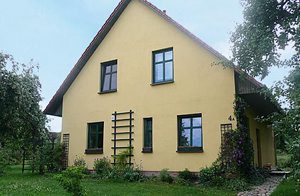  Feriehus med komfortabel og kvalitetsbevidst indretning, vindeltrappe og nogle skrå vægge, beliggende idyllisk på landet nær Müritz Nationalpark, cykel- og vandrestier. ...