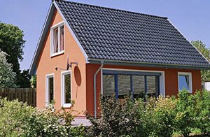  Moderne og komfortabelt feriehus med idyllisk beliggenhed i nærheden af havet. Huset er velegnet som udgangspunkt for cykel- og vandreture. Skrå vægge. Stejl trappe. ...