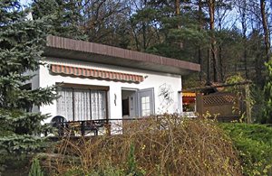 Praktisk indrettet bungalow på en lille bakke (trappetrin). Lukket naturgrund kun 150 m fra søen med en skøn udsigt. Velegnet for fiskere. Grillplads i haven. ...