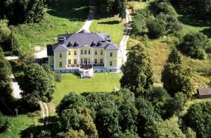  Schloss Schmuggerow er et tidligere lille slot, som i dag står til jeres rådighed som feriebolig i særklasse til 36 personer (heraf 3 sovepladser kun til børn). Schloss Schmuggerow blev bygge ...
