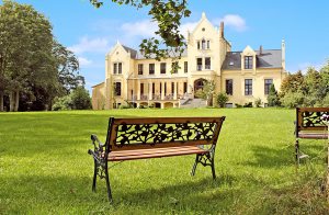  Poggelow Slot blev bygget i 1848 i den engelske Tudor-stil efter tegninger af arkitekten Friedrich Hitzig, elev af Schinkel. Tidligere var slottet i den kendte familie von Bassewitzs besiddelse. I å ...