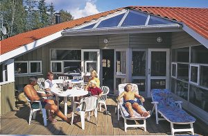 Oplev ren luksus! En ferie i eksklusive feriehuse med egen pool. Velegnet for 8 til maks. 10 personer og beliggende lige bag diget ved Elben. Ved en kunstigt anlagt badesø. Disse eksklusive feriehus ...