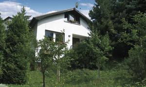 Praktisk og hyggeligt indrettet feriehus, som er dejligt beliggende på en skråning på landet. Panoramaudsigt til Vogtland. Stejl trappe til soveværelset. ...