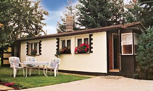  Dejligt feriehus på ejers lukkede naturgrund. Huset er indrettet med nyere møbler. Siddeplads i hjørne i haven. Legeredskaber. ...