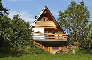 Feriehus på stor havegrund på en skråning med udsigt over Göltzschdalen. Huset har pejsestue og delvist overdækket terrasse. Trappe til soverummene. ...