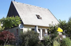 I Sachsens sydligste del - i Bad Brambach - ligger dette komfortable og meget hyggelige feriehus. Overalt er det smagfuldt møbleret. Saunaen (i kælderen med 2 ekstra brusere) og en whirlpool til 2 ...