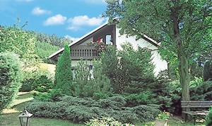 Dette hyggelige feriehus ligger på en havegrund i roligt område i udkanten af byen. Ideelt til 2 voksne/2 børn. S1 har skrå vægge. ...