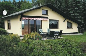 Rustikt og meget hyggeligt indrettet feriehus på en høj i skovkanten. Smuk panoramablik. ...