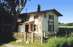 Oprindeligt banevogterhus, som er blevet moderniseret. Det ligger på en lukket strækning i fri natur direkte ved skovkanten. Samme grund som ejerens. Rolige omgivelser. ...