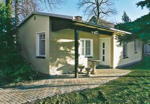  Disse tre dejlige feriehuse er blevet totalt renoveret. Her kan I nu tilbringe en ferie i komfortable og meget hyggelige omgivelser. Husene ligger på en stor lukket naturgrund i landlig idyl. De er  ...