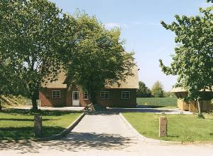  Mellem Schlei, Østersøen og Hüttener Bjergene, omgivet af det typiske bakkelandskab på østkysten i Slesvig-Holstein, ligger dette dejlige feriehus med indendørs pool. Huset ligger på en stor n ...