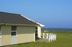  Med eksklusiv beliggenhed, blot få skridt fra stranden med det fine sand og med panoramaudsigt over Østersøen, ligger dette dejlige luksusferiehus. Ikke blot den enestående beliggenhed, men også ...