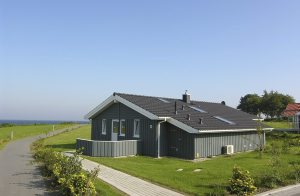  Ved stranden, lige bag den lille promenade og med en herlig panoramaudsigt, ligger disse huse i absolut topklasse med dejlig komfort og eget saunalandskab (multifunktionssauna). Med et tryk på en kn ...