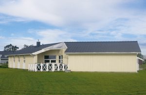  Med eksklusiv beliggenhed, blot få skridt fra stranden med det fine sand og med panoramaudsigt over Østersøen, ligger dette dejlige luksusferiehus. Ikke blot den enestående beliggenhed, men også ...