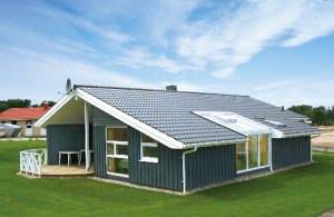  Ved stranden, lige bag den lille promenade og med en herlig panoramaudsigt, ligger disse huse i absolut topklasse med dejlig komfort og eget saunalandskab (multifunktionssauna). Med et tryk på en kn ...