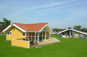 Ved stranden i Schönhagen, med eksklusiv beliggenhed og med udsigt til Østersøen - tilbyder vi dette luksusferiehus. Den dejlige møblering og den gode komfort gør huset til en særlig perle. En ...