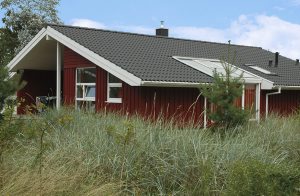  Ved stranden, lige bag klitten og i skovbrynet, ligger disse dejlige huse. Hvis I vil holde