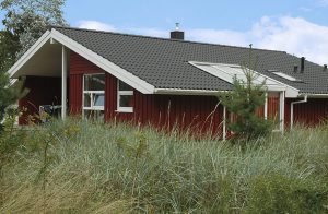  Ved stranden, lige bag klitten og i skovbrynet, ligger disse dejlige huse. Hvis I vil holde ferie i komfortable omgivelser langt fra larmen i de store byer, så er her det helt rigtige sted. Dette st ...