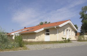  Ved stranden, lige bag klitten og i skovbrynet, ligger disse dejlige huse. Hvis I vil holde ferie i komfortable omgivelser langt fra larmen i de store byer, så er her det helt rigtige sted. Dette st ...