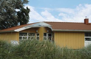  Med person- eller bilfærgen kan man komme til halvøen Priwall, et fritidsparadis. Lige bag klitten ligger et anlæg med attraktive feriehuse. Der i blandt dette dejlige feriehus med egen swimmingpo ...