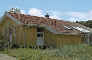 Ved stranden, lige bag klitten og i skovbrynet, ligger disse dejlige huse. Hvis I vil holde ferie i komfortable omgivelser langt fra larmen i de store byer, så er her det helt rigtige sted. Dette st ...